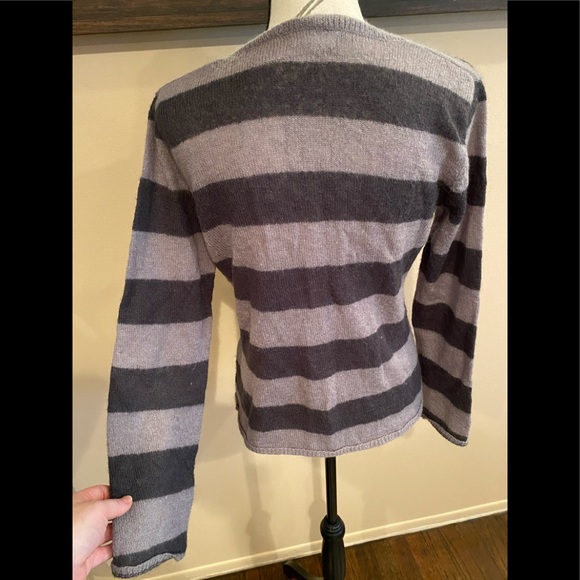 Woman’s size 10/12 Light weight sweater - Picture 2 of 5
